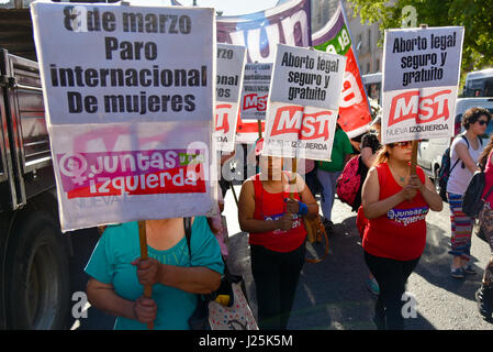 Tausende von Frauen winken Banner wie sie Gewalt gegen Frauen am internationalen Tag zur Beseitigung von Gewalt gegen Frauen in Buenos Aires am 25. November 2016 protestieren. Stockfoto