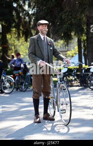 RIGA, Lettland - 7. Mai 2016: Tweed-Fahrt. Unbekannten Mann in historischen Gewändern mit einem alten Fahrrad. Stockfoto