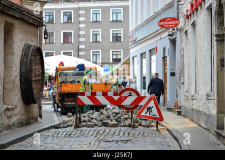 RIGA, Lettland - 27. Juli 2016: Straße Reparaturen in der Altstadt. Stockfoto