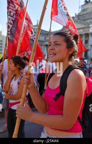 Tausende von Frauen winken Banner wie sie Gewalt gegen Frauen am internationalen Tag zur Beseitigung von Gewalt gegen Frauen in Buenos Aires am 25. November 2016 protestieren. Stockfoto