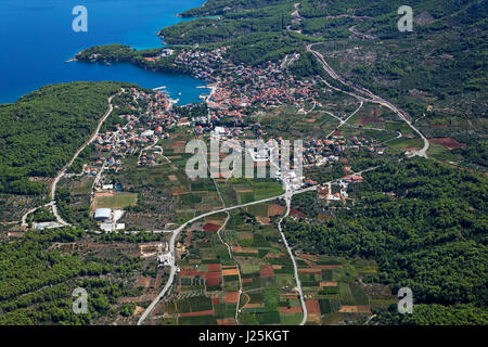 Luftaufnahme der Stadt Jelsa und der Landschaft auf der Insel Hvar, Kroatien Stockfoto