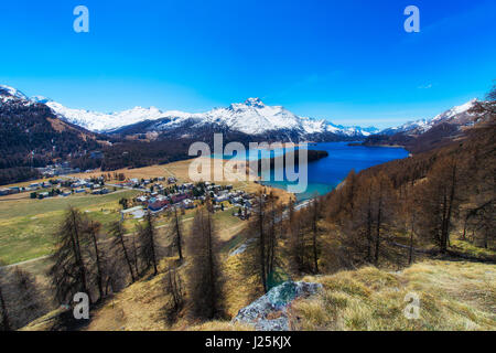 Sils Maria Dorf von Engadin St. Moritz mit Silser See im Frühling Stockfoto