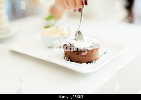 Schöne Soufflé und Vannila Eis serviert im restaurant Stockfoto