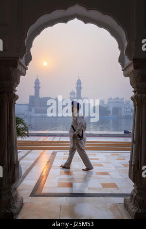 Ein Sikh Pilger zu Fuß vor der goldenen Tempel, Amritsar, Punjab, Nord-Indien, Indien Stockfoto