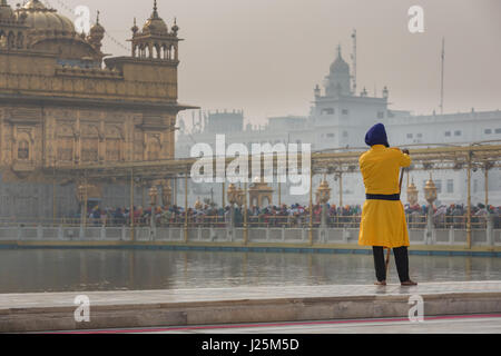 Sikh bewachen, Goldener Tempel, Amritsar, Punjab, Nord-Indien, Indien Stockfoto