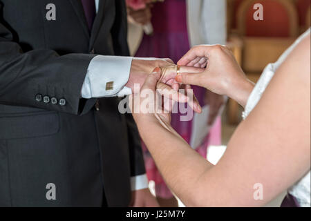 Die Braut und der Bräutigam die Ringe wechseln. Stockfoto