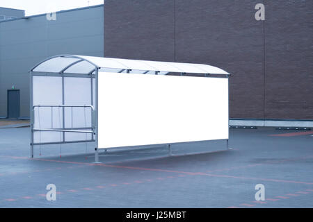 Mock-up. Shoping Wagen auf einem Parkplatz in der Nähe von Supermarkt Bucht Stockfoto