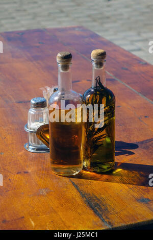Olivenöl und Essig Flaschen am Tisch im Restaurant im Sonnenschein, Rhodos, Griechenland Stockfoto