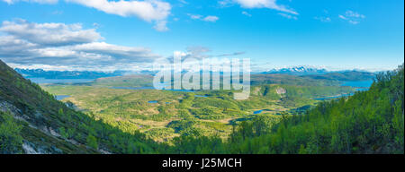 Breiten Blick auf die Wüste auf den Lofoten, Norwegen, ein Land der Berge, Seen, Fjorde und Wälder. Stockfoto