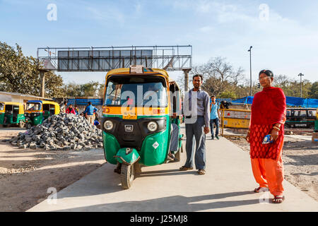 Typische grüne und gelbe Tuk-Tuk-Taxi (drei Wheeler-Auto-Rikschas) geparkt am Straßenrand warten draußen Delhi Bahnhof, Delhi, Punjab, Indien Stockfoto