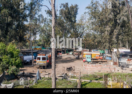 LKW in einen am Straßenrand LKW-Park-Hof geparkt, Rudrapur, Kathgodam nach Delhi Linie, Udham Singh Nagar District, Uttarakand, Nordindien Stockfoto