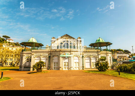 Schönes historisches Gebäude, interessante Architektur mit interessanten Aussichtsterrassen, Hintergrund Gebäude auf einem Hügel, sonnigen Tag Stockfoto