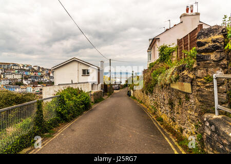 Gasse auf einem Hügel in einer Stadt am Meer, auf der anderen Seite der Bucht schöne farbige Fassaden von Gebäuden, in der Ferne mit Blick auf die Bucht, Hot Stockfoto