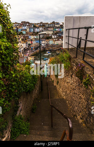 Abstieg auf die steinerne Treppe vom Hügel in der Küste, in den Hintergrund Panoramablick auf die Stadt, bunten Fassaden der Gebäude, Landschaft Stockfoto