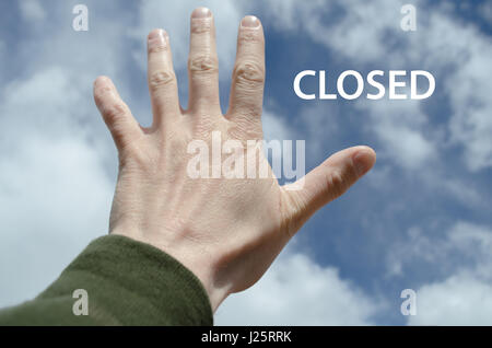 Hand mit fünf Fingern statt gegen blauen Himmel geschlossen Konzept Stockfoto