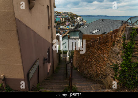 Abstieg auf die steinerne Treppe vom Hügel in der Küste, in den Hintergrund Panoramablick auf die Stadt, bunten Fassaden der Gebäude, Landschaft Stockfoto