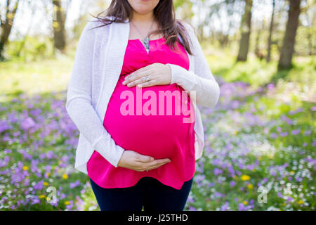Schwangere Mutter im dritten Trimester Stockfoto