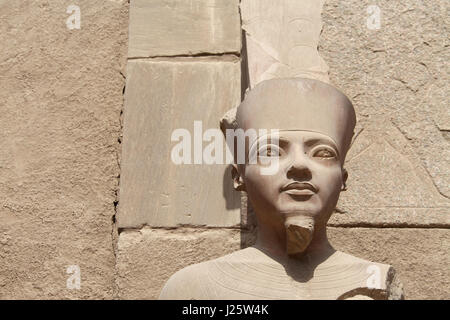 Statue des Tutanchamun in Form von Amun-Ra in das Allerheiligste am Karnak-Tempel Stockfoto