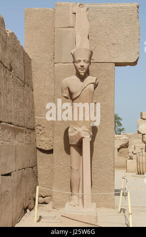 Statue des Tutanchamun in Form von Amun-Ra in das Allerheiligste am Karnak-Tempel Stockfoto