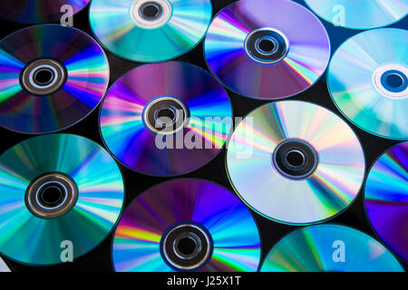 CDs / DVDs in Zeilen Hintergrund angeordnet Stockfoto