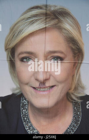 Marine Le Pen, Führer der Front National. Wahlplakat entstellt durch die Zugabe von Hitler Schnurrbart. Französische Präsidenten Wahlen 2017. Frankreich Stockfoto