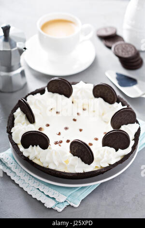 Cookies und Sahne Torte dekoriert mit Schokolade Sandwich-Plätzchen Stockfoto