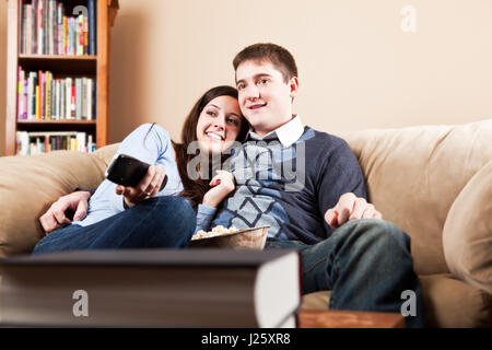 Ein paar auf Sofa sitzen und Fernsehen Stockfoto