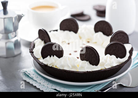 Cookies und Sahne Torte dekoriert mit Schokolade Sandwich-Plätzchen Stockfoto