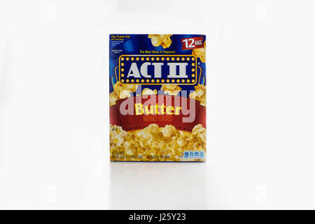 Eine Kiste mit einzelnen unpopped Pakete ACT 11 Butter gewürzt Popcorn. Isoliert auf weiss. USA. Stockfoto