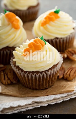 Möhren-Cupcakes mit Frischkäse-Glasur und Dekoration Stockfoto