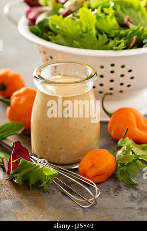 Hausgemachte pikante Ranch Dressing mit Peperoni Stockfoto