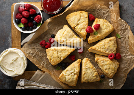 Frisch gebackene hausgemachte Scones mit Frischkäse und Früchten Stockfoto