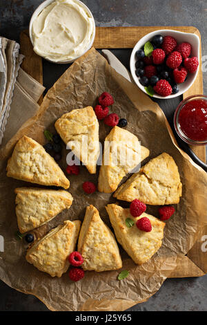 Frisch gebackene hausgemachte Scones mit Frischkäse und Früchten Stockfoto