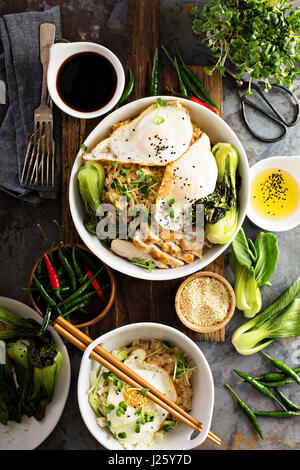 Asian Food-Konzept mit gebratener Reis, Baby Bok Choy, Ei und Soja-sauce Stockfoto