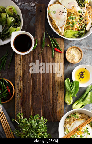 Asian Food-Konzept mit gebratener Reis, Baby Bok Choy, Ei und Soja-Sauce mit Exemplar Stockfoto