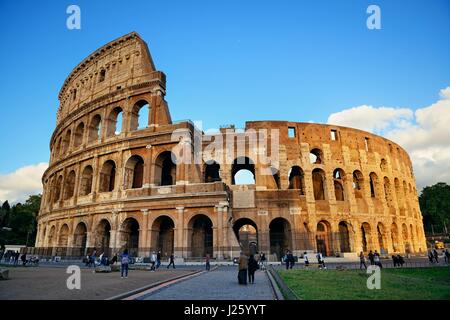 Rom - Mai 12: Kolosseum mit Touristen im 12. Mai 2016 in Rom, Italien. Rom auf Platz 14. in der Welt, 3. Platz in der Europäischen Union und 1. die beliebtesten Stockfoto