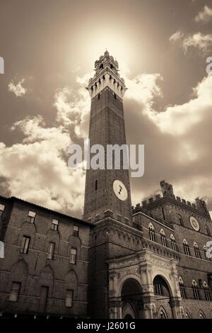 Rathaus Glockenturm Closeup in Siena Italien. Stockfoto