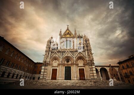 Dom von Siena Nahaufnahme als das Wahrzeichen der mittelalterlichen Stadt bei Sonnenaufgang in Italien. Stockfoto