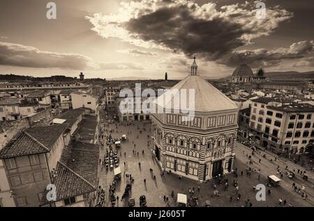 Piazza del Duomo Dachterrasse Blick in Florenz Italien. Stockfoto