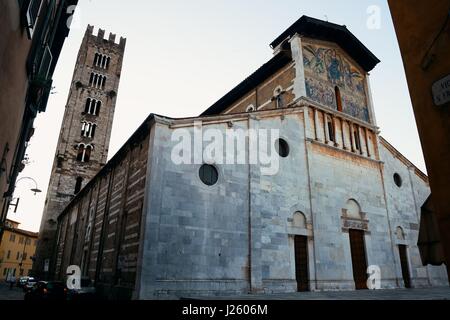 Die Kirche von San Pietro Somaldi und Campanile mit Glockenturm in Lucca Italien Stockfoto