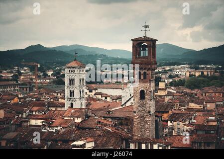 Skyline von Lucca mit Turm und Dom in Italien Stockfoto