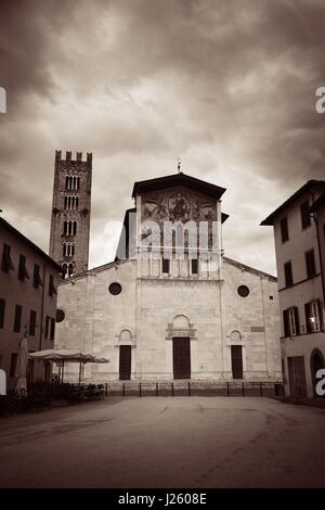 Die Kirche von San Pietro Somaldi und Campanile mit Glockenturm in Lucca Italien Stockfoto