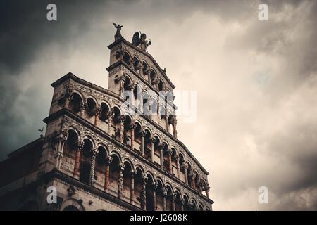 Die Kirche von San Pietro Somaldi und Campanile Fassade Closeup in Lucca Italien Stockfoto