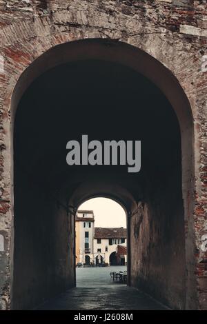 Lucca Straßenansicht mit Torbogen in Italien Stockfoto