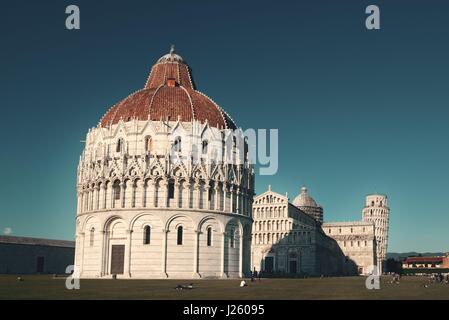 Schiefen Turm und Dom in Pisa, Italien als das weltweit bekannte Wahrzeichen. Stockfoto