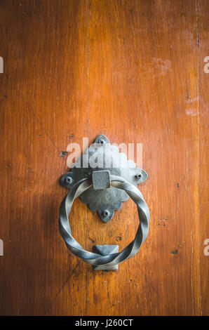 Alte Metall Klopfer auf Holztür Stockfoto