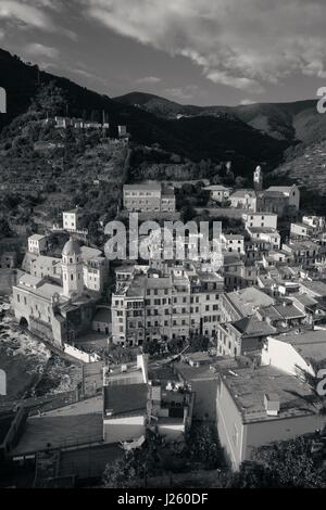 Luftaufnahme von Gebäuden in Vernazza, eines der fünf Dörfer in Cinque Terre, Italien. Stockfoto