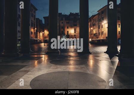 Straßenansicht von Pantheon in der Nacht. Es ist eine der am besten erhaltenen antiken römischen Bauwerke in Rom, Italien. Stockfoto