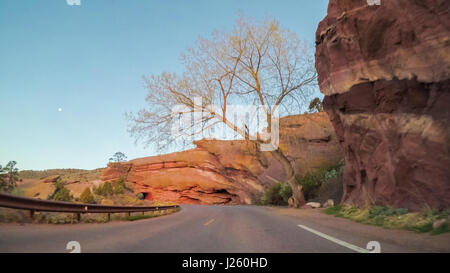 POV Sicht - Fahrt zum Red Rocks Amphitheatre bei Sonnenaufgang. Stockfoto