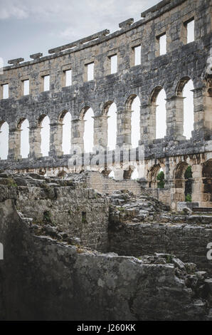 Ruinen der alten römischen Amphitheater in Pula, Kroatien Stockfoto